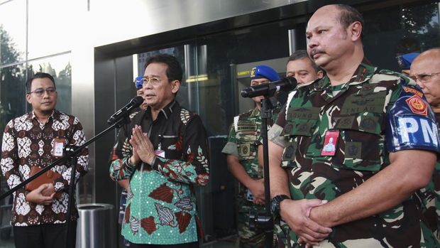 Wakil Ketua KPK Johanis Tanak (tengah)  bersama Komandan Pusat Polisi Militer (Danpuspom) TNI Marsda TNI Agung Handoko (kanan) memberikan keterangan kepada wartawan usai melakukan pertemuan di Gedung Merah Putih KPK, Jakarta, Jumat (28/7/2023). KPK menyatakan khilaf dan meminta maaf kepada rombongan petinggi TNI karena ada kekeliruan dalam koordinasi penetapan tersangka Marsdya Henri Alfiandi dan Letkol Adm Afri Budi di kasus suap Basarnas. (ANTARA FOTO/Reno Esnir)