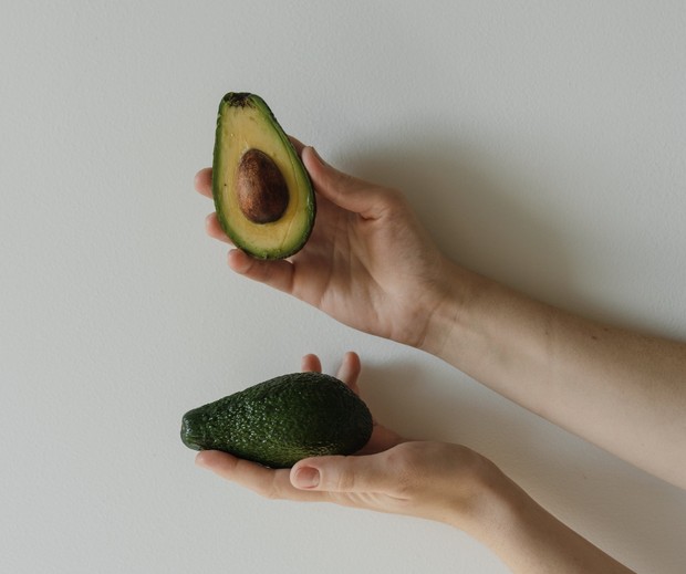 Ilustrasi alpukat utuh dan yang sudah dibelah/Foto: Pexels/Arina krasnikova