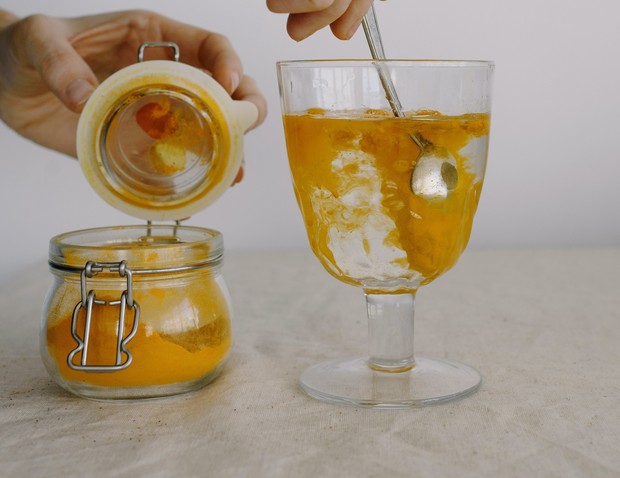 Ilustrasi kunyit bubuk dan segelas minuman /Foto: Pexels/Ksenia chernaya Ilustrasi kunyit bubuk dan segelas minuman /Foto: Pexels/Ksenia chernaya