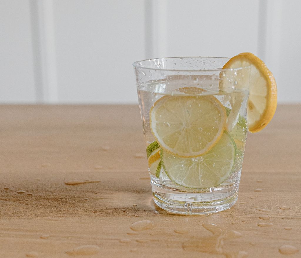 Ilustrasi segelas air lemon/Foto: Pexels/Tara winstead