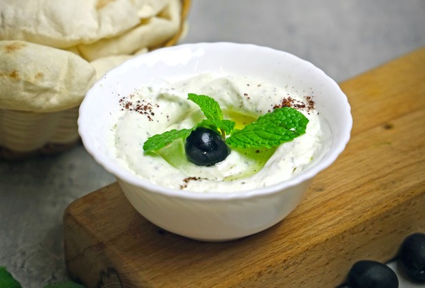 Ilustrasi yogurt dalam mangkuk putih/Foto: Pexels/Shameel mukkath