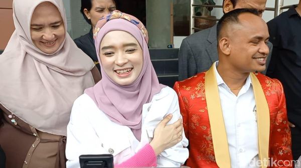 Tawa Semringah Inara Rusli Bikin Nular, Meski Tengah Hadapi Masalah