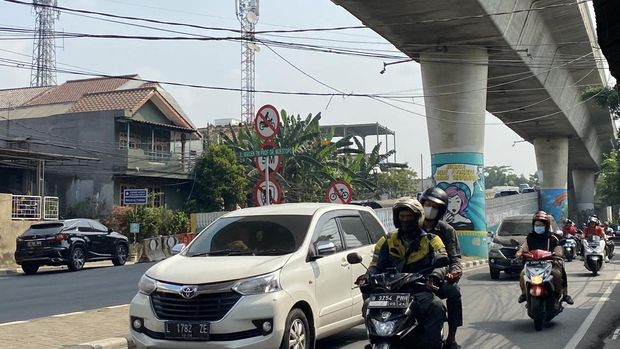 Kabel fiber optik yang menjuntai di Jalan Pangeran Antasari, Jakarta Selatan