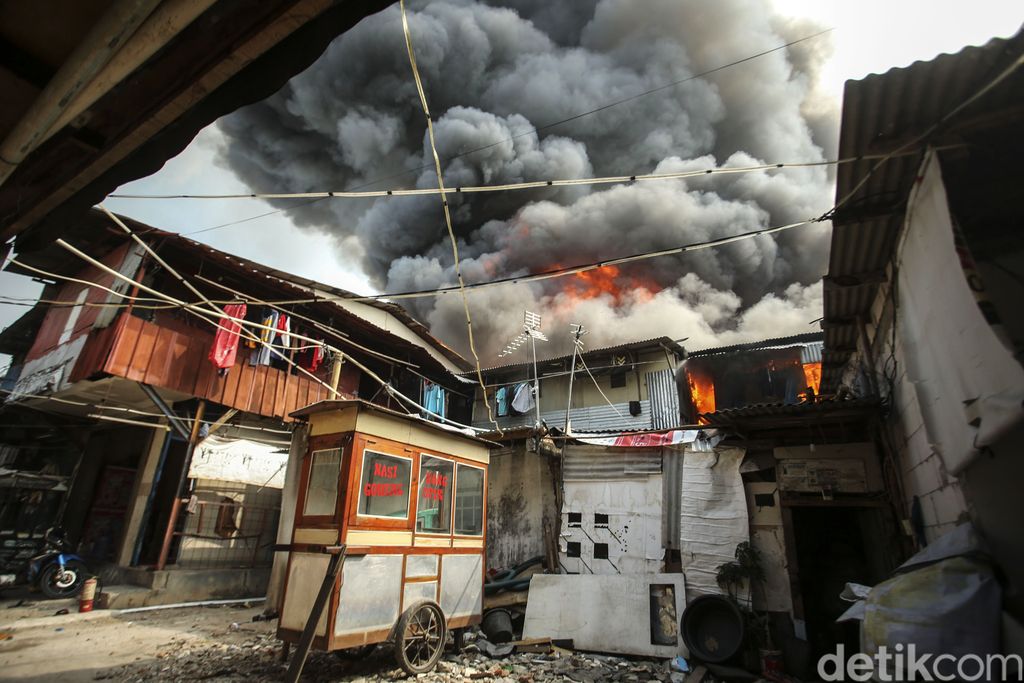 Kebakaran melanda permukiman warga di Gang Manggis Jalan Kapuk Utara II, Kapuk Muara, Jakarta Utara, Minggu (30/7/2023).