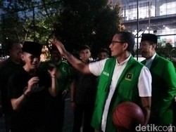 Gaya Sandiaga Saat Sapa Pemuda Sedang Main Basket di Surabaya