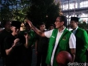 Gaya Sandiaga Saat Sapa Pemuda Sedang Main Basket di Surabaya Gaya Sandiaga Saat Sapa Pemuda Sedang Main Basket di Surabaya