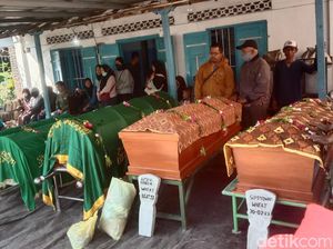 5 Korban Tewas Luxio Tertabrak KA Dhoho Dimakamkan di Sidoarjo 5 Korban Tewas Luxio Tertabrak KA Dhoho Dimakamkan di Sidoarjo