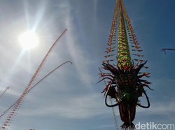 Menikmati Indahnya Layang-layang Naga Meliuk di Pantai Ketawang Purworejo