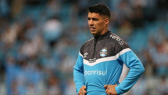 Soccer Football - Brasileiro Championship - Gremio v Botafogo - Arena do Gremio, Porto Alegre, Brazil - July 9, 2023 Gremios Luis Suarez during the warm up before the match REUTERS/Diego Vara