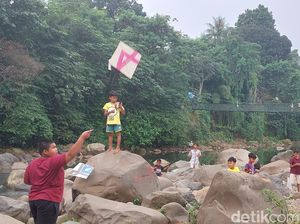Debit Air Sungai Ciliwung di Bogor 0 Cm, Bocah-bocah Asyik Main Layangan Debit Air Sungai Ciliwung di Bogor 0 Cm, Bocah-bocah Asyik Main Layangan