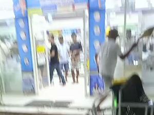 Anggota DPRD Halteng F-PDIP Ngamuk di Minimarket gegara Protes Soal Drainase Anggota DPRD Halteng F-PDIP Ngamuk di Minimarket gegara Protes Soal Drainase