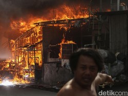 Korban Kebakaran Kapuk Muara Keluhkan Pengungsian Banyak Debu-Sulit Mandi