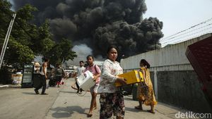 Momen Warga Selamatkan Harta Benda di Kebakaran Kapuk Muara