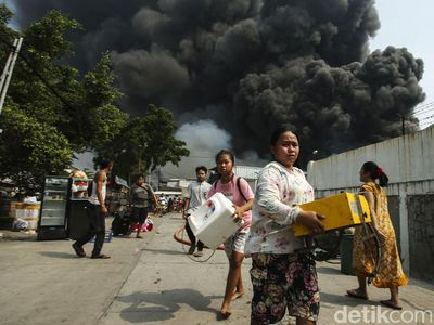 Momen Warga Selamatkan Harta Benda di Kebakaran Kapuk Muara