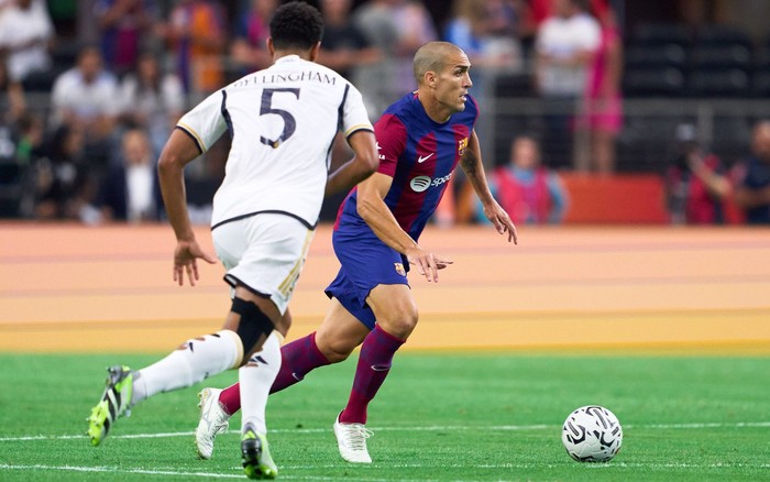Oriol Romeu Oriol Romeu turun sebagai starter saat Barcelona bentrok dengan Real Madrid di AT&T Stadium, Minggu (30/7/2023). Dia dipasangkan sebagai pivot Blaugrana.