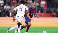Musim ini, Barcelona cuma punya Oriol Romeu sebagai gelandang bertahan. Kadang Frenkie de Jong juga biasa bermain di situ (dok. FC Barcelona)