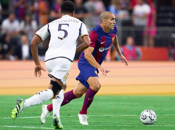 Oriol Romeu turun sebagai starter saat Barcelona bentrok dengan Real Madrid di AT&T Stadium, Minggu (30/7/2023). Dia dipasangkan sebagai pivot Blaugrana.