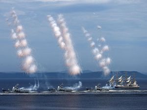 Parade Kapal Perang Peringati Hari Angkatan Laut Rusia Parade Kapal Perang Peringati Hari Angkatan Laut Rusia