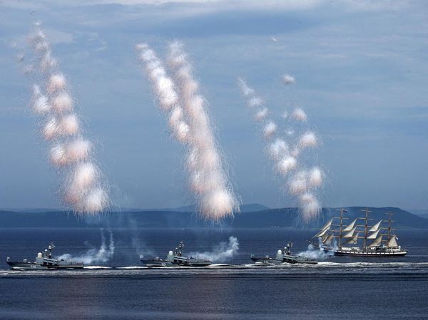 Parade Kapal Perang Peringati Hari Angkatan Laut Rusia