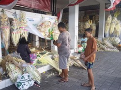 Seminggu Raup Omzet Rp 50 Juta dari Jualan Hiasan Penjor Galungan