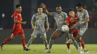 Persija Jakarta turun dengan formasi 3-4-3 tanpa adanya striker murni. Matsumura, Witan, dan Riko dipercaya mengisi pos penyerang.