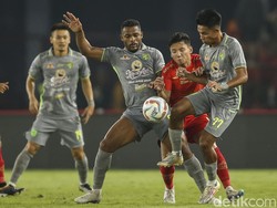 Persija Jakarta turun dengan formasi 3-4-3 tanpa adanya striker murni. Matsumura, Witan, dan Riko dipercaya mengisi pos penyerang.
