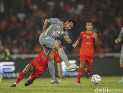 Persebaya Surabaya turun dengan formasi yang sama. Trisula Paulo Victor, Sho Yamamoto, dan Bruno Moreira Soares jadi andalan.
