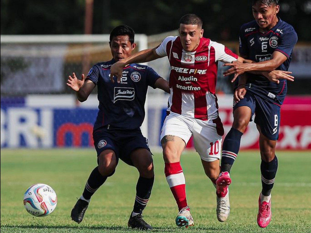 Pertahanan Arema FC dinilai membaik. (Foto: dok.Instagram @persisofficial)