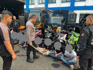 Polisi Amankan 7 Orang Diduga Gangster, Pedang dan Jimat Disita