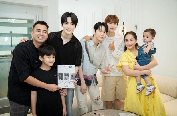 Potret Dojaejung NCT bersama keluarga Andara /Foto: instagram.com/raffinagita1717 Foto: instagram.com/raffinagita1717