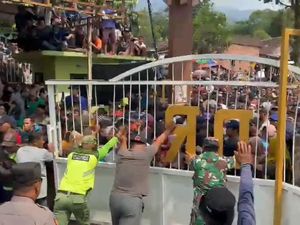 Seorang Warga Malang Tewas Terinjak-injak Saat Berebut Ancak Gunungan Seorang Warga Malang Tewas Terinjak-injak Saat Berebut Ancak Gunungan