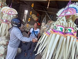 Jelang Galungan, Warga Mulai Ramai Berburu Hiasan Penjor