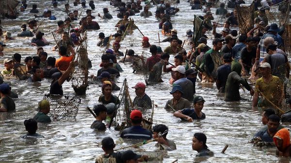 Serunya Tradisi Grobyak Ikan di Sumber Gundi Kediri