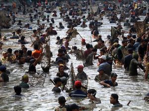 Serunya Tradisi Grobyak Ikan di Sumber Gundi Kediri