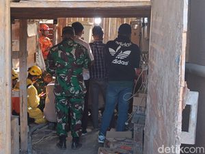 Keluarga Menangis saat Diajak Melihat TKP 8 Penambang Terjebak di Banyumas
