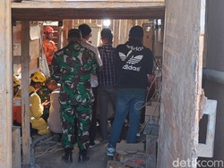 Keluarga Menangis saat Diajak Melihat TKP 8 Penambang Terjebak di Banyumas