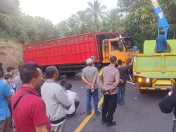 Truk Angkut 23 Ton Besi Mogok, Jalur Denpasar-Gilimanuk Macet