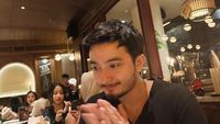 Ulang Tahun, Bryan Domani Rayakan di Restoran hingga Dapat Satu Set Pisau