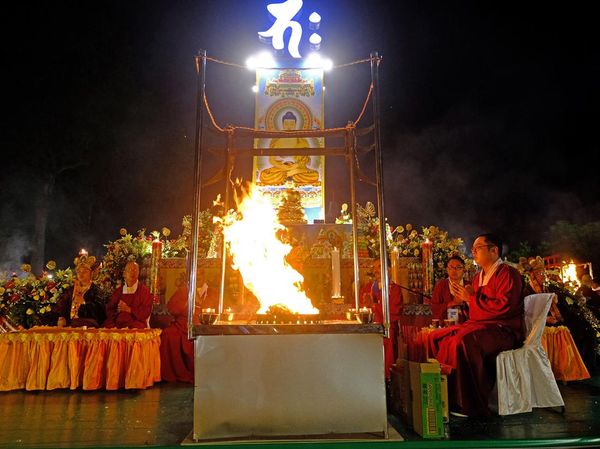 Umat Buddha Berbagai Daerah Ritual Persembahan Api di Borobudur