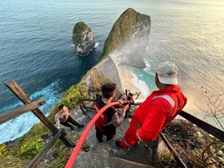 Pantai Kelingking Terbakar, Puluhan Wisatawan Terjebak
