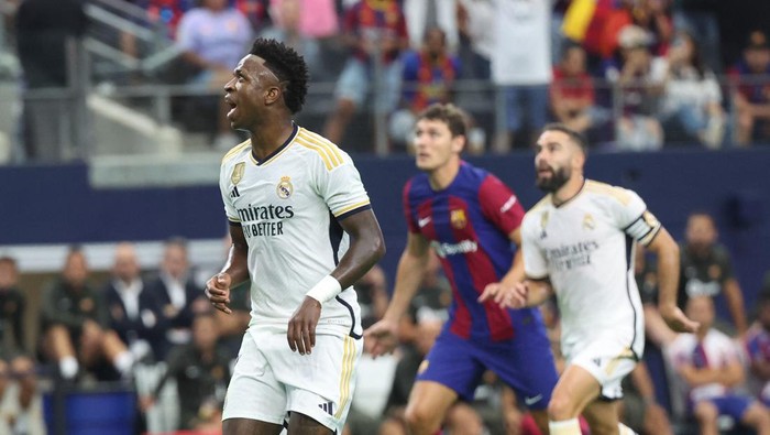Jul 29, 2023; Arlington, Texas, USA;  Real Madrid forward Vinicius Junior (7) reacts after missing a penalty shot during the first half against FC Barcelona at AT&T Stadium. Mandatory Credit: Kevin Jairaj-USA TODAY Sports