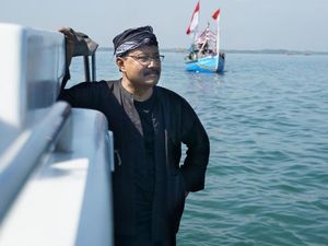Gus Ipul Pimpin Tradisi Sedekah Laut: Jangan Dirusak dengan Bom Ikan Gus Ipul Pimpin Tradisi Sedekah Laut: Jangan Dirusak dengan Bom Ikan