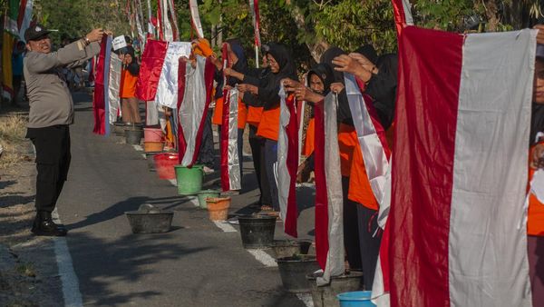 Aksi Mencuci Bendera Merah Putih Massal di Boyolali