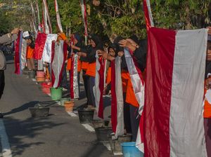 Aksi Mencuci Bendera Merah Putih Massal di Boyolali