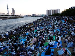 Antusias Jutaan Orang Nonton Festival Kembang Api Terbesar di Tokyo