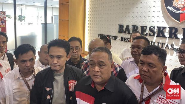 Ketua Barikade 98 sekaligus Kepala BP2MI dan politikus Hanura Benny Rhamdani saat mendatangi Bareskrim Polri untuk melaporkan Rocky Gerung terkait dugaan penghinaan Presiden Joko Widodo, Senin (31/7).