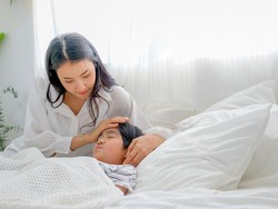 Takut Mandikan Anak saat Demam? Jangan Salah, Manfaatnya Justru Sehebat Ini