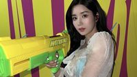 7 Pesona Kwon Eunbi eks IZ*ONE Pakai Bikini Biru, Manggung Basah-basahan