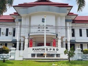 DPRD Enrekang Khawatir Layanan Terganggu Imbas Kontrak 589 PPPK Tak Jelas DPRD Enrekang Khawatir Layanan Terganggu Imbas Kontrak 589 PPPK Tak Jelas
