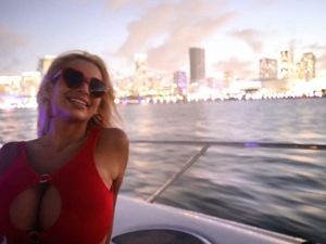 Oplas Payudara Habis Ratusan Juta, Model Seksi Tak Bisa Naik Rollercoaster Lagi